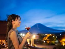 山梨ワインラウンジ／富士山と向かい合い32種類の山梨ワインを愉しむ優雅な旅時間