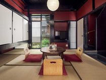 照明や自然光により様々な表情を見せる日本の赤色、蘇芳（すおう）を基調とした居間。
