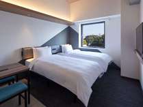 スタンダードツイン(18平米)　客室は紺と白を基調にコンパクトながらも機能性と利便性を追求したデザイン