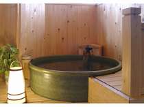 ～本館：翠月の間～専用露天風呂（信楽焼陶器の浴槽）