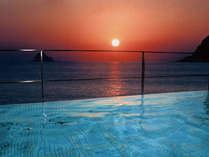 【露天風呂】大浴場の露天風呂からは相模灘から上る朝日を見ることができます。