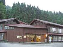 山あいの古い家屋です。白山の山懐で自然に包まれごゆっくりおくつろぎください。