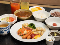 *朝食バイキング／地元沖縄の塩・黒糖・野菜を使った、素朴でやさしい味のお料理です。