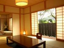 桜並木を望む客室「桜の間」離れに建つこちらのお部屋は賑やかなご家族旅行などに人気の客室です。