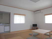 沖縄畳・出窓など少し変わった和室ですが。