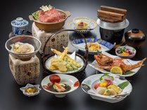 みかわ牛のすき焼き鍋が人気、揚げたて天ぷらや焼きたて旬魚、季節の釜飯などご堪能くださいませ。