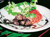 鹿肉のステーキは柔らかく、ヘルシーで脂身がなく人気の１品。