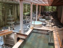 ご婦人浴場「はなの湯」には広々とした室内風呂と岩風呂、檜風呂、陶器風呂の3つの庭園露天風呂。