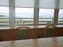 *【朝食会場】窓際のお席では日本海を眺めながらの清々しいご朝食を堪能！