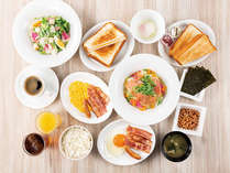 【朝食】2階レストラン　サイドメニュー５種＋メインメニュー４種＋ドリンクバーを組み合わせたプレート。