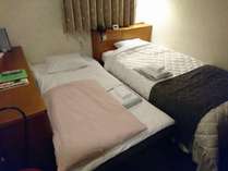 シングルルームでお二人宿泊プランに補助ベッド（税抜き1500円）を入れた様子
