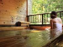 ≪ラジウム温泉≫四季折々の風景を楽しむことができる露天檜風呂初夏には蛍が飛んできます
