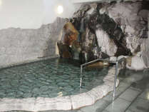 自然石を使った大浴場です