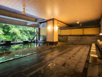 豊沢川が眺められる「豊沢の湯」夏期シーズンは半露天風呂となっております