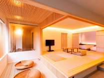 和洋室「葵」／お部屋には天然の檜風呂が完備されております。源泉100％掛流しの温泉をご堪能下さいませ