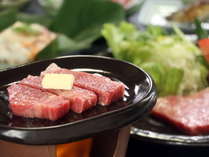 陶板に乗り切らない飛騨牛のステーキ。焼ける肉の香りと音もお楽しみください。