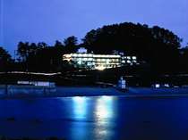 夜の輪島温泉八汐の全景。袖ヶ浜海水浴場や鳳来山公園に囲まれた自然豊かなロケーションです。