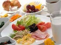 朝５：３０～モリッと朝食！和食・洋食バイキング形式で品目は２７種類以上ございます。