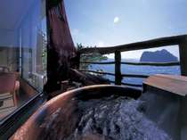 水平線を見渡しながらプライベートでの温泉を楽しむ露天風呂付客室。