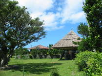 沖縄独特の琉球赤瓦屋根の昔ながらの家屋と南の島特有の高倉