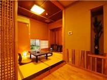 土壁、古木、竹、炭を用いた「癒し」のお部屋。フローリング部には女性にうれしい床暖房完備。