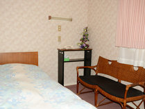 ・【シングルルーム】シングルルームは2室ございます。旅の疲れを癒す十分な広さです
