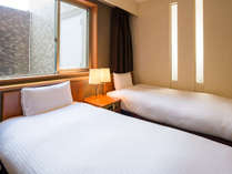 【ツイン・１階１室のみ】23平米のお部屋に95cmサイズのベッドが2台。水回りはバリアフリー仕様です。