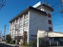 四階建ての屋上に看板があります。目印にお越しください。