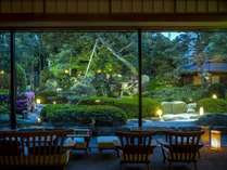 【館内施設】ラウンジ／日本庭園を眺めながらゆったりとしたひと時をお過ごしください