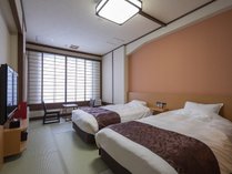 【西館　和ツイン】一例　2019年7月リニューアルされたシモンズ製ベッドを配した和室のツインルームです。