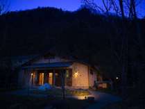 【ナイトラウンジ:心の里定山】宿泊者は無料でご利用できます。夜の自然に囲まれリラックス