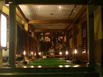 玄関に並ぶ竹灯篭