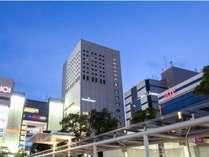 ホテル外観　近隣には商業施設「アトレ川崎」「川崎ルフロン」「ヨドバシカメラ」があります。