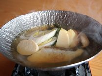 出汁自慢！旬の鯛と山菜や筍を入れた鍋。鰹出汁が鯛の旨味を引き立て、季節の山菜が春を感じる一品。