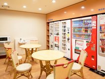 【自販機コーナー】お酒・ジュース、おつまみ・お菓子・カップメン・アイスクリームに電子レンジ付。