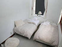 ツインルームの一例です。季節によってベッドカバーなどの内装が変わります。