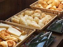 朝食　地元のパン屋さんのパン
