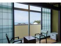 当館は日本海を望む高台に位置し【日本海と島々】を望む客室になります。＜１室だけ除く＞