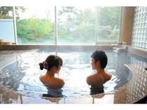 『二人の贅沢』広々とした貸切風呂。ご宿泊のお客様は無料。もちろん源泉100％かけ流しです。