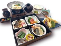 葱太郎の夕食「京雅膳」：お造り盛り、焼き物、天ぷら、小鉢、ご飯、汁物、香物、水物