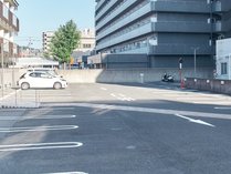 京都駅近くでは数少ない平面駐車場を完備しています。普通車　約４５台（先着順）１３００円／１泊