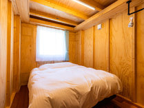 ・【クイーンベッド】「シーリー」社製の広々ベッドで快適にお過ごしいただけます。