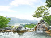 【露天風呂】北郷の町が広がるロケーション。緑に癒されながらお過ごしください