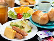 *ご朝食(一例)　パン・ソーセージ・フルーツ・生野菜など
