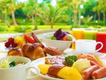 ＜朝食ブッフェ＞南国の煌びやかな緑を眺めながら、あたたかな朝食時間をお過ごしください。