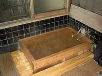 ■客室は全室温泉内湯付。お好みの温度でご利用下さい。内湯の浴槽は木、石、タイルのいずれか【つつじ例】