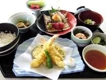 *夕食：天刺膳／鮮度の良い旬の魚をお造りに。更に揚げたての天ぷらをご提供いたします＜一例＞