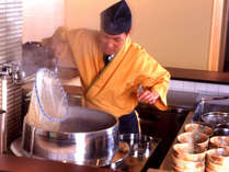 【餐火讃花】うどん窯で茹でたできたての生うどんは、お好みの調理法でお出しします。