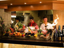 【餐火讃花】調理風景をご覧いただけるライブキッチンスタイル。料理が豪快に焼きあがる様は迫力満点です。
