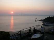 当館の玄関より望む「朝日」。渥美半島を望み、海に朝日の道がうつる姿が大変美しいです。